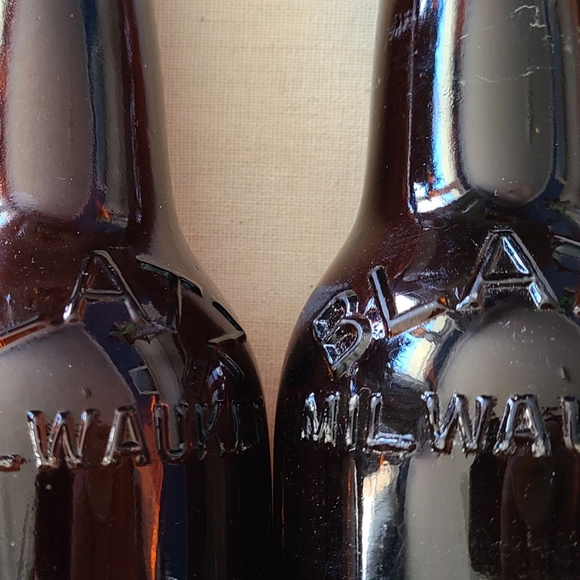 BLATZ BREWING CO. Vintage BEER Bottle, Milwaukee Wisc EMBOSSED, Empty, Set Of 2 - Picture 4 of 10